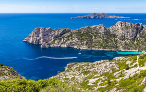 Sur le sentier des crêtes de Morgiou vue sur l'entrée de  la Calanque de Sormiou, Cap Redon & Bec de Sormiou à l'extrémité, ile de Riou & ile Plane en arrière plan