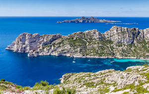 Sur le sentier des crêtes de Morgiou vue sur   la Calanque de Sormiou, Cap Redon & Bec de Sormiou à l'extrémité, les iles en arrière plan