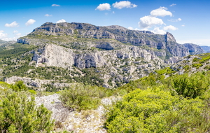 Sur le sentier des crêtes de Morgiou vue sur le Mont Puget