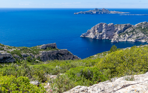 Sur le sentier des crêtes de Morgiou vue sur l'entrée de  la Calanque de Sormiou, Cap Redon & Bec de Sormiou à l'extrémité, les iles en arrière plan