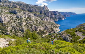 Sur le sentier des crêtes de Morgiou, vue sur la côte des Calanques jusqu'au Bec de l'Aigle avant La Ciotat. L'aiguille de Sugiton à gauche. L'entrée de la Calanque de Morgiou en contrebas