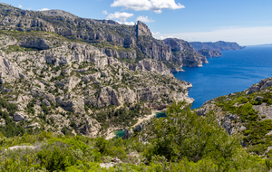 Sur le sentier des crêtes de Morgiou, vue sur la côte des Calanques jusqu'au Bec de l'Aigle avant La Ciotat. L'aiguille de Sugiton à gauche. L'entrée de la Calanque de Morgiou en contrebas