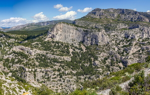 Sur le sentier des crêtes de Morgiou, montée vers le Cancéou (219m), vue sur les falaises de Luminy et le mont Puget