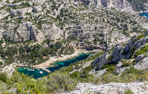 Sur le sentier des crêtes de Morgiou, vue sur la  Calanque de Morgiou en contrebas
