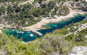 Sur le sentier des crêtes de Morgiou, vue sur la  Calanque de Morgiou en contrebas