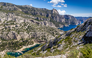 Sur le sentier des crêtes de Morgiou, vue sur la  Calanque de Morgiou en contrebas