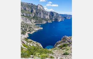 Sur le sentier des crêtes de Morgiou, vue sur l'entrée de la Calanque de Sugiton sous l'aiguille