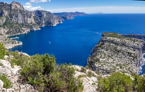 Descente du  sentier des crêtes de Morgiou vers le col du renard, vue sur le Cap Morgiou