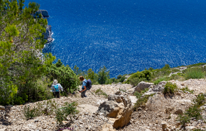 Descente technique et périlleuse du  sentier des crêtes de Morgiou vers le col du renard