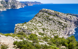 Descente du  sentier des crêtes de Morgiou vers le col du renard, vue sur le Cap Morgiou