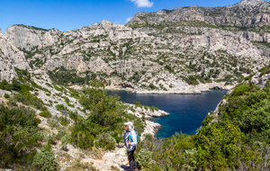 Descente  technique le long de la Corniche du Renard vers le fond de la Calanque de Morgiou