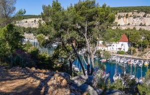 Une partie de la calanque de Port Miou vue du sentier de découverte de la presqu'ile à la sortie du parking (rive gauche). Chateau de Port Miou.
