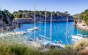 Sortie du port et vue sur la presqu'ile de Cassis (parking)