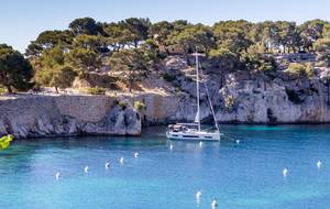 Vue sur la presqu'ile de Cassis (parking) rive gauche de la calanque