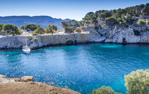 Vue sur la presqu'ile de Cassis (parking) rive gauche de la calanque. En arrière plan les falaises de Cassis.