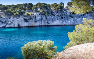 Presqu'ile de Cassis vue de la rive droite de la calanque