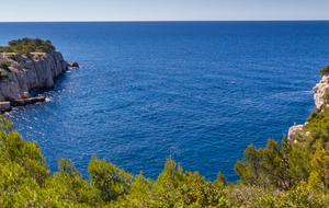 Entrée de la calanque de Port Pin, à gauche le Cap de la Cacau