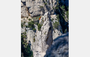 Alpiniste sur une des aiguilles de la rive gauche de la calanque d'En Vau