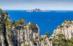 L'ile de Riou et l'ile Plane  visibles à ttravers la brèche de Castel Vieil