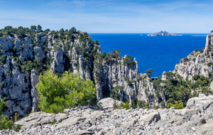 L'ile de Riou et l'ile Plane  visibles à travers la brèche de Castel Vieil