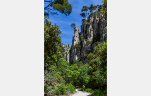 Toujours au pied des falaises et des aiguilles.