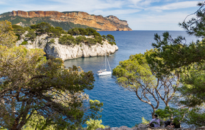 La Calanque de Port Miou, le Cap Cable et le Cap Canaille en arrière plan dominant la baie de Cassis