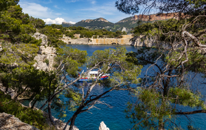Calanque de Port Miou, en arrière plan la Couronne de Charlemagne et le Bau de la Saoupe