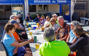 Pot de fin de randonnée sur le parvis de la plage bleue à l'extrémité de la presqu'ile de Cassis