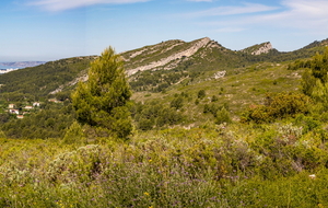 Dans le début de la montée vers le Garlaban, vue de  Marseille (ND de la Garde ) jusqu'à la Grande Tête Rouge