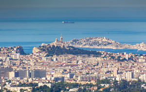 Vue sur Marseille (6ème arrondissement) : la Bonne Mère et les iles du Frioul
