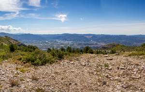 A proximité du col du Garlaban, vue sur le Garlaban , Aubagne et à gauche au loin les falaises de Cassis