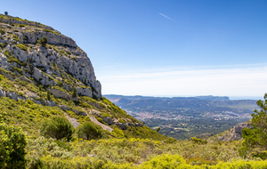 Du col du Garlaban, vue sur le Garlaban , Aubagne et à gauche au loin les falaises de Cassis