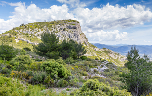 Pause repas à l'ombre des arbres du col avec le sommet au premier plan