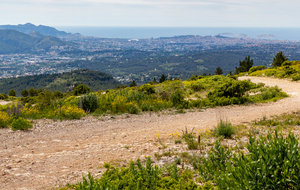 Descente du col du Garlaban, le temps se couvre: Marseille se distigue moins bien , seul le toit du vélodrome est lumineux